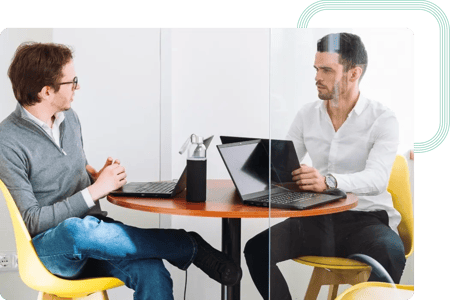 Deux collègues travaillant ensemble au bureau d'act digital