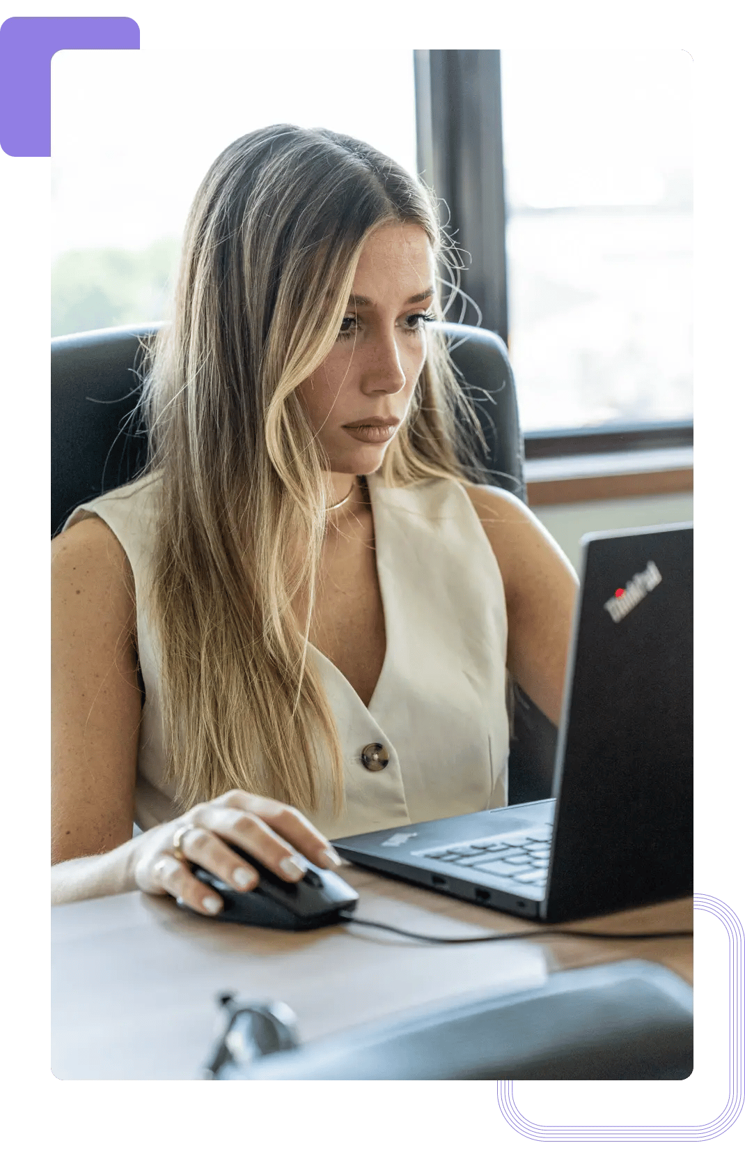 Recruteuse en informatique analysant le CV d'un candidat Recruteuse en informatique analysant le CV d'un candidat
